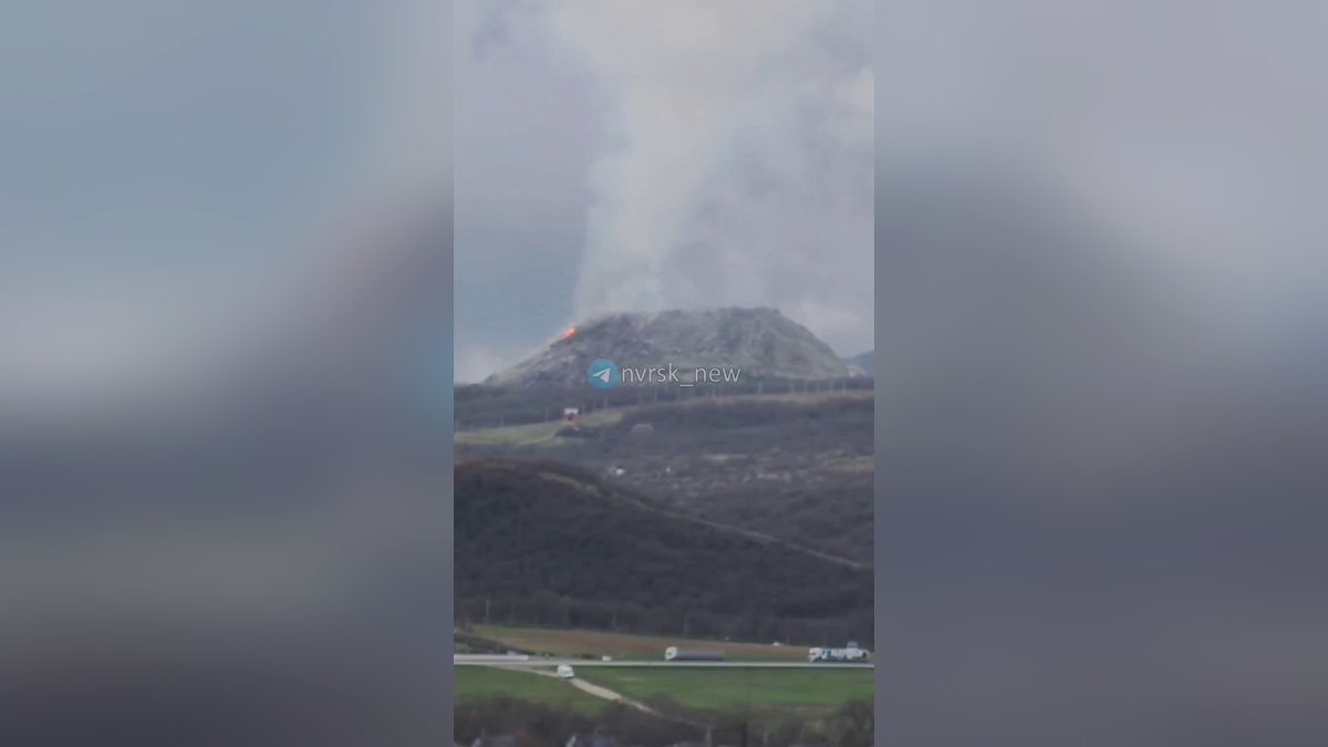 В Новороссийске загорелся мусорный полигон на горе Щелбе