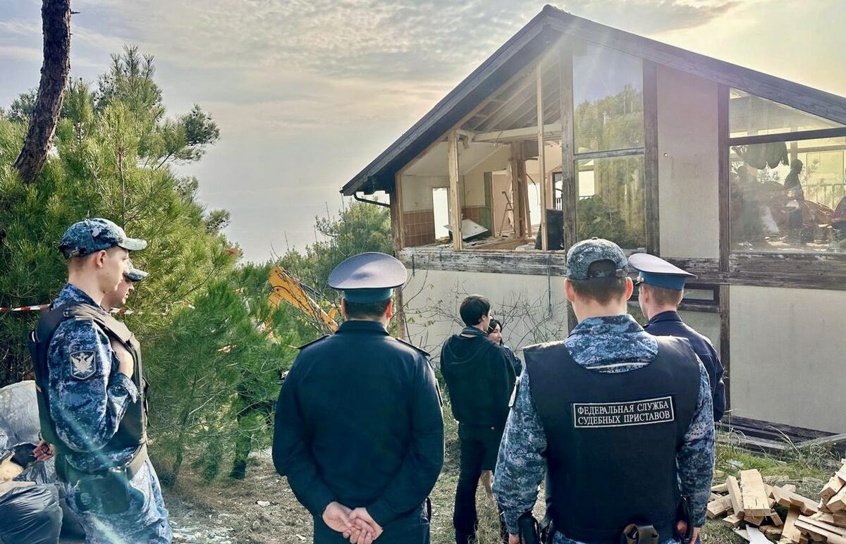 На побережье Геленджика приступили к сносу незаконного жилого комплекса на 40 га