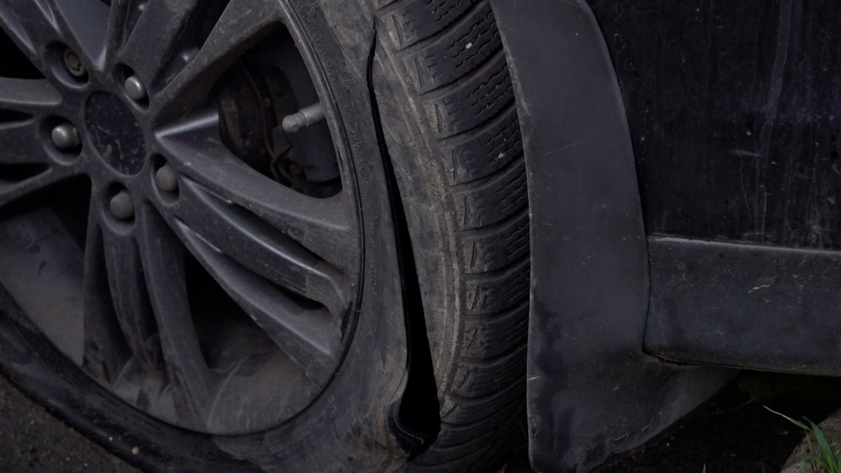 Неизвестные ночью порезали шины более 10 машин на Гидрострое в Краснодаре