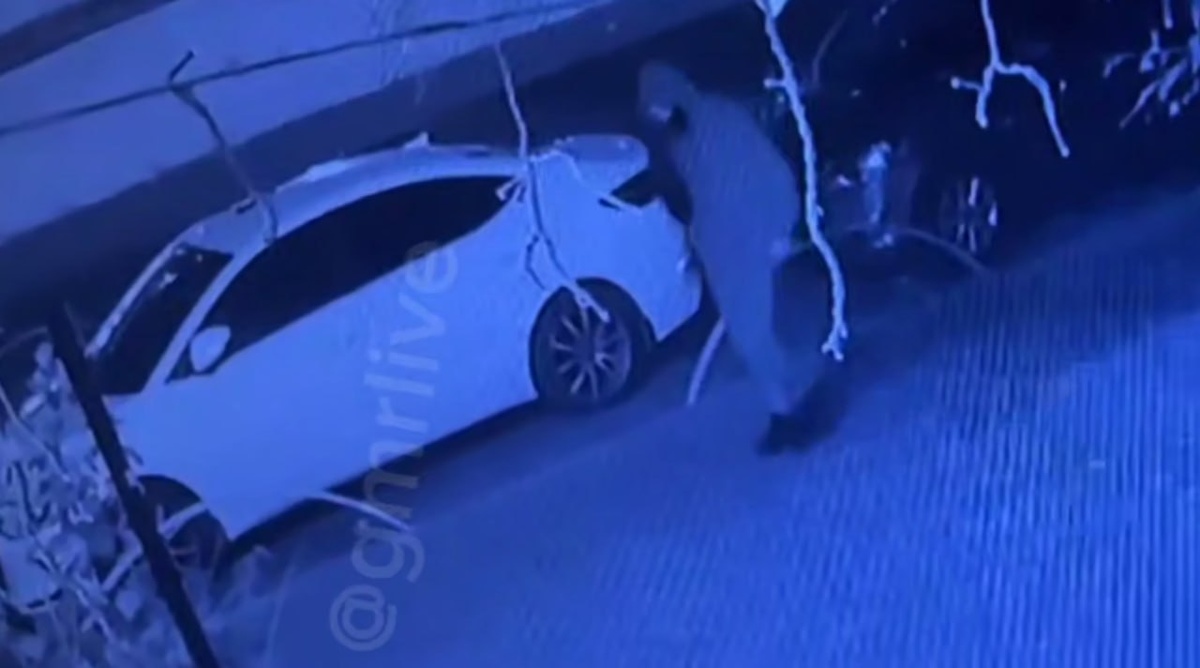 Двое мужчин повредили 16 машин и обокрали магазин на Гидрострое в Краснодаре