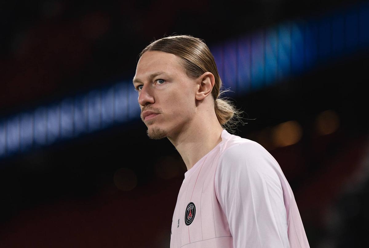 Сафонов признался Смолову, что ему тяжело быть вторым вратарем в «ПСЖ»