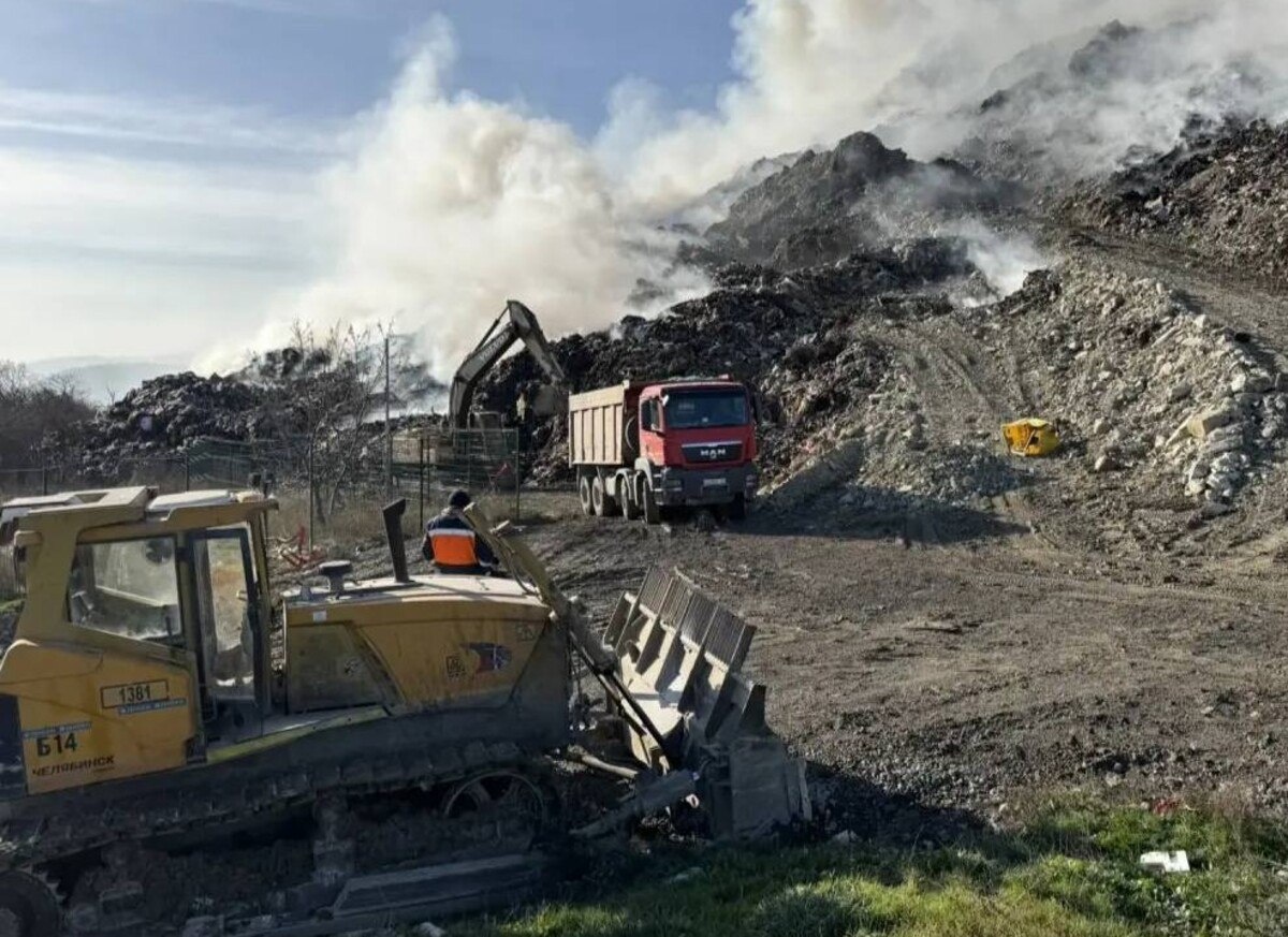 На тлеющем мусорном полигоне в Новороссийске отсыпали 1,9 тыс. кубометров грунта