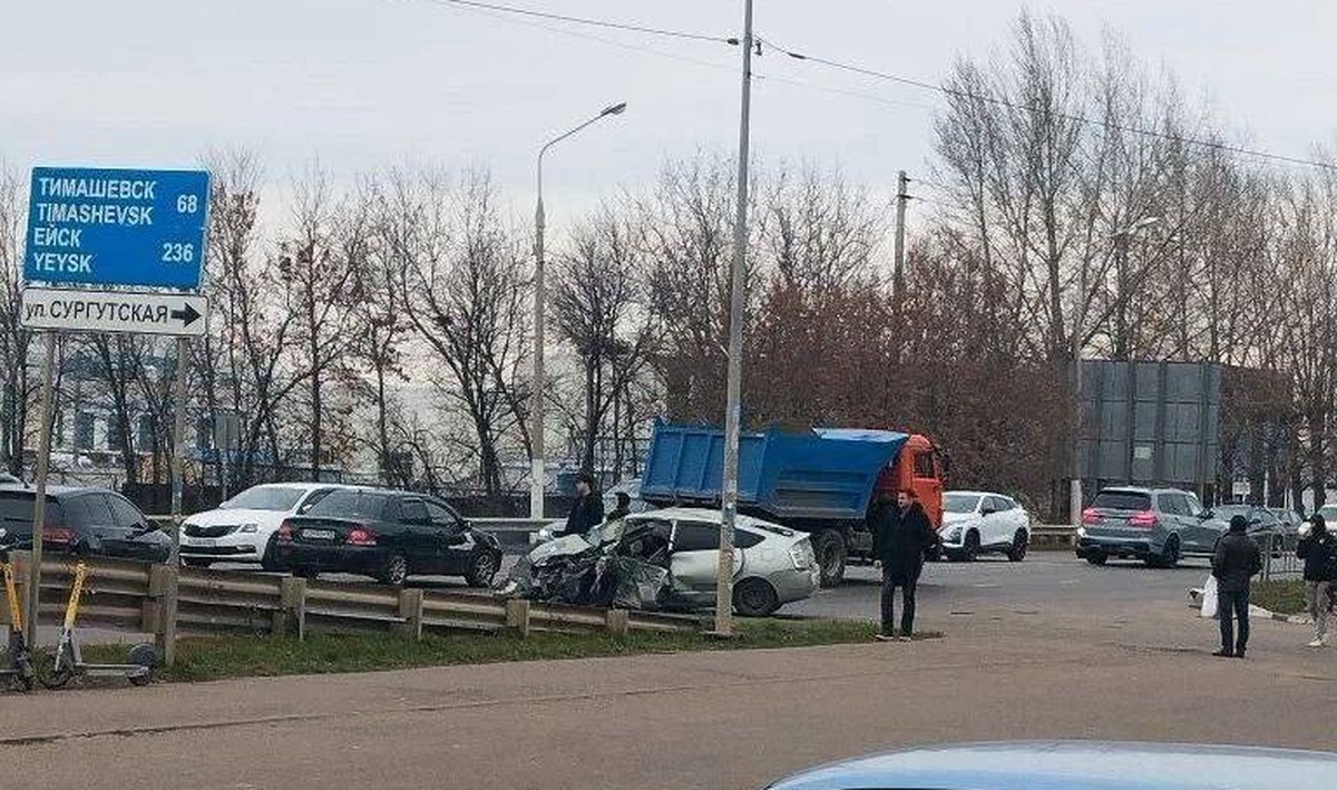 В Краснодаре BMW выехал на встречку и протаранил две иномарки