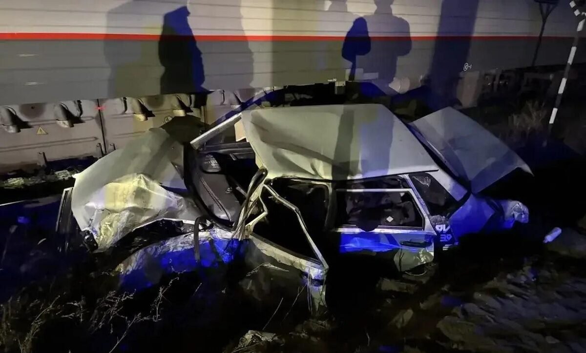 Поезд Адлер — Санкт-Петербург въехал в машину на переезде в Ростовской области