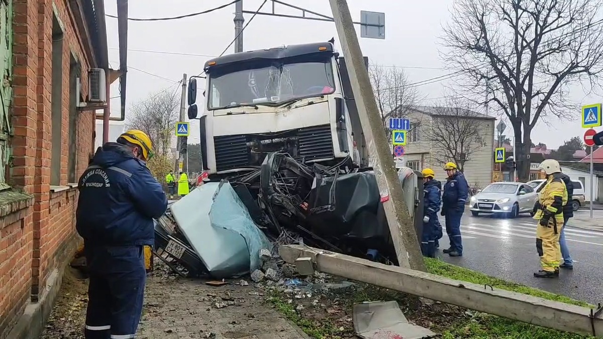 Водитель иномарки погиб в ДТП с большегрузом в центре Краснодара