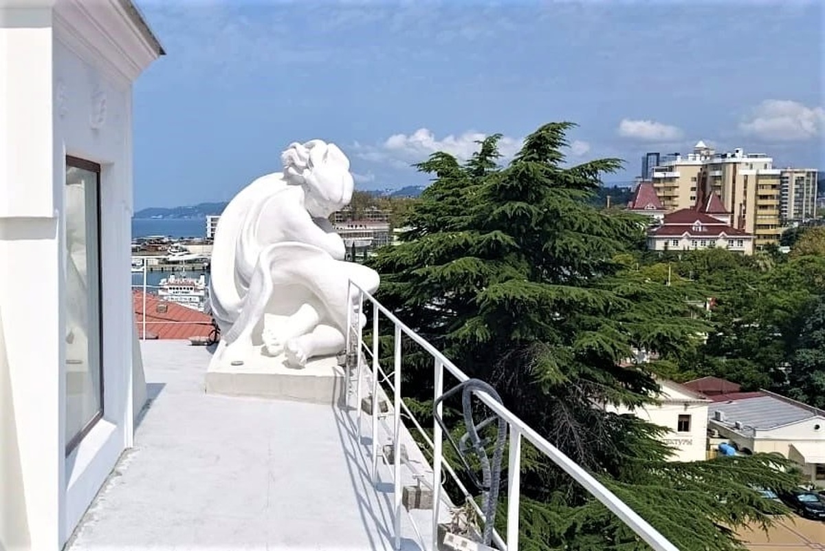 Башню со шпилем на здании морского вокзала отреставрировали в Сочи