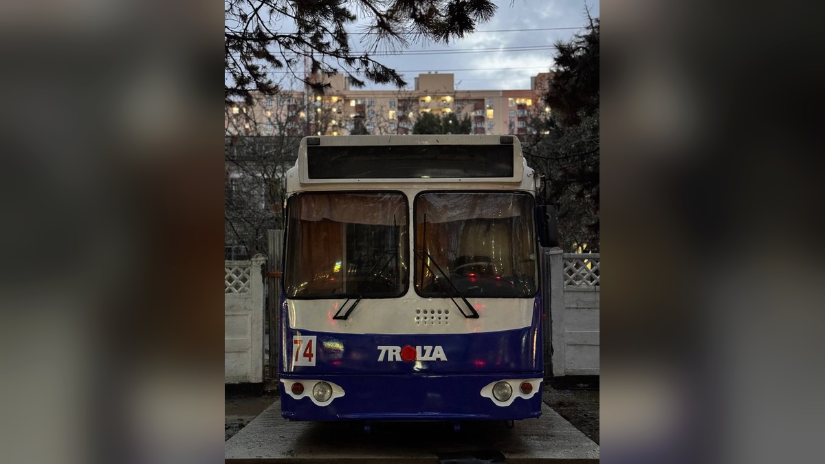 В Новороссийске установили памятник легендарному троллейбусу ЗиУ-682