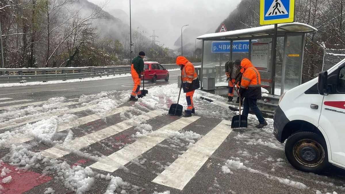 Дорожные службы и спецтехника вышли на расчистку трасс от снега в Сочи