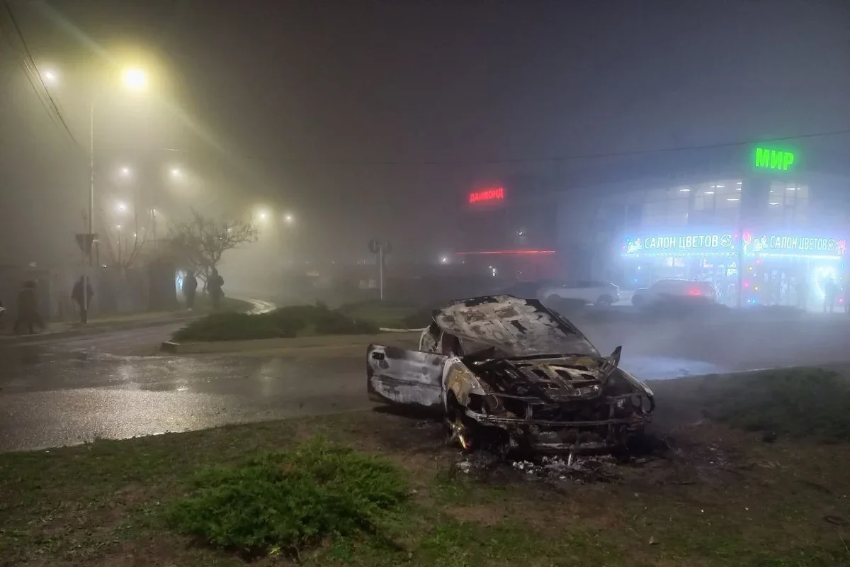 В Анапе пьяный турист после ссоры с женой устроил ДТП и чуть не сгорел с машиной