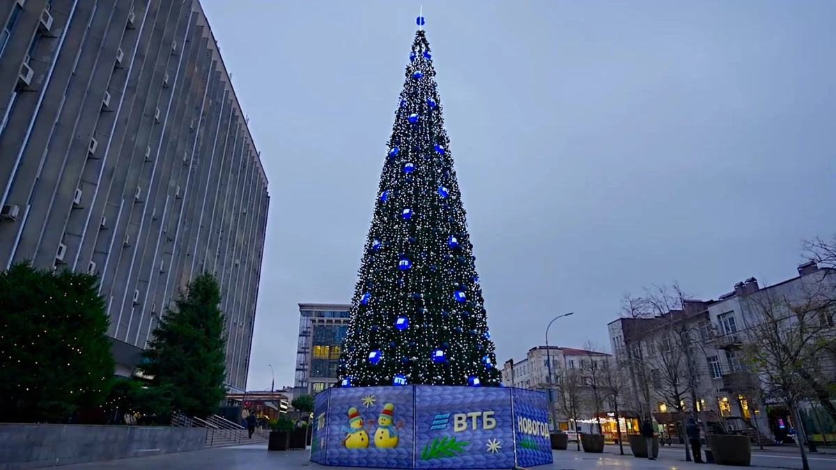 Подарок городу от ВТБ — установка новогодней елки в центре Краснодара