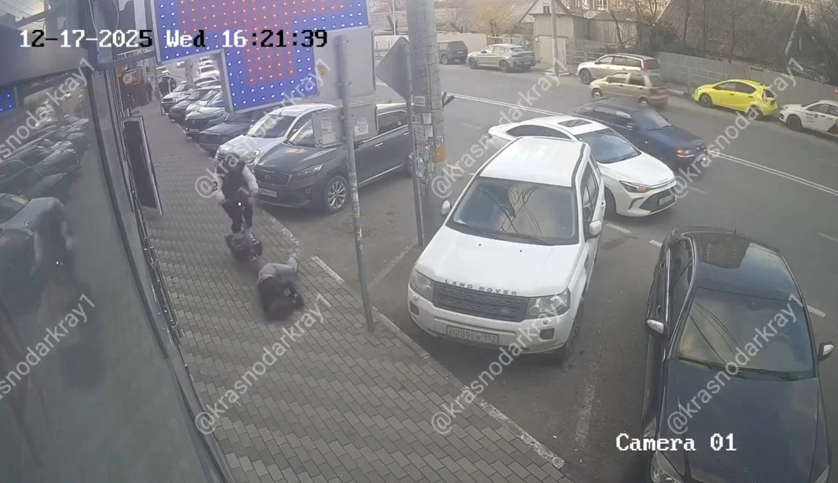 В Новороссийске парень на самокате снес вышедшую из магазина девушку