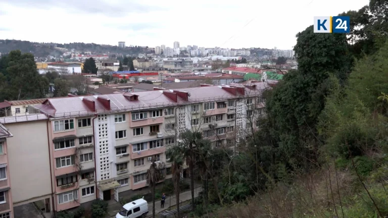 Отвесным обрывом около многоэтажки на улице Пасечной обеспокоены жители Сочи