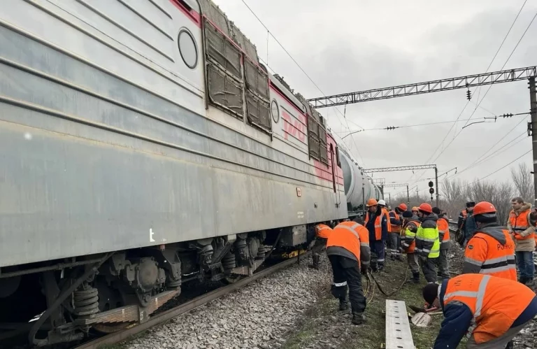 Прокуратура начала проверку после схода локомотива с рельсов в Ростове-на-Дону