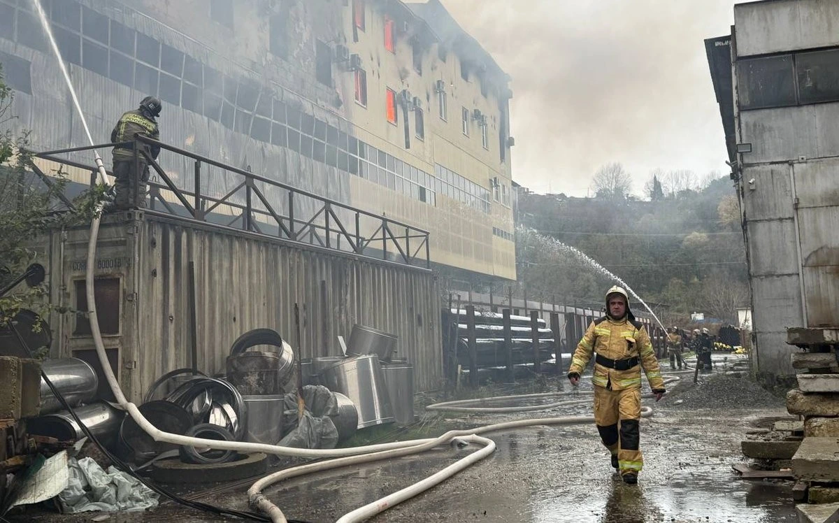 При пожаре на улице Транспортной в Сочи пострадали три человека