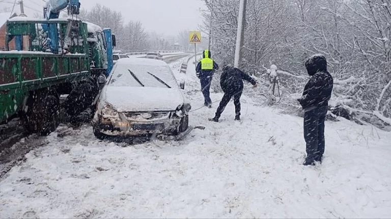 На Кубани неопытный водитель в снегопад вылетел в кювет, погибли двое