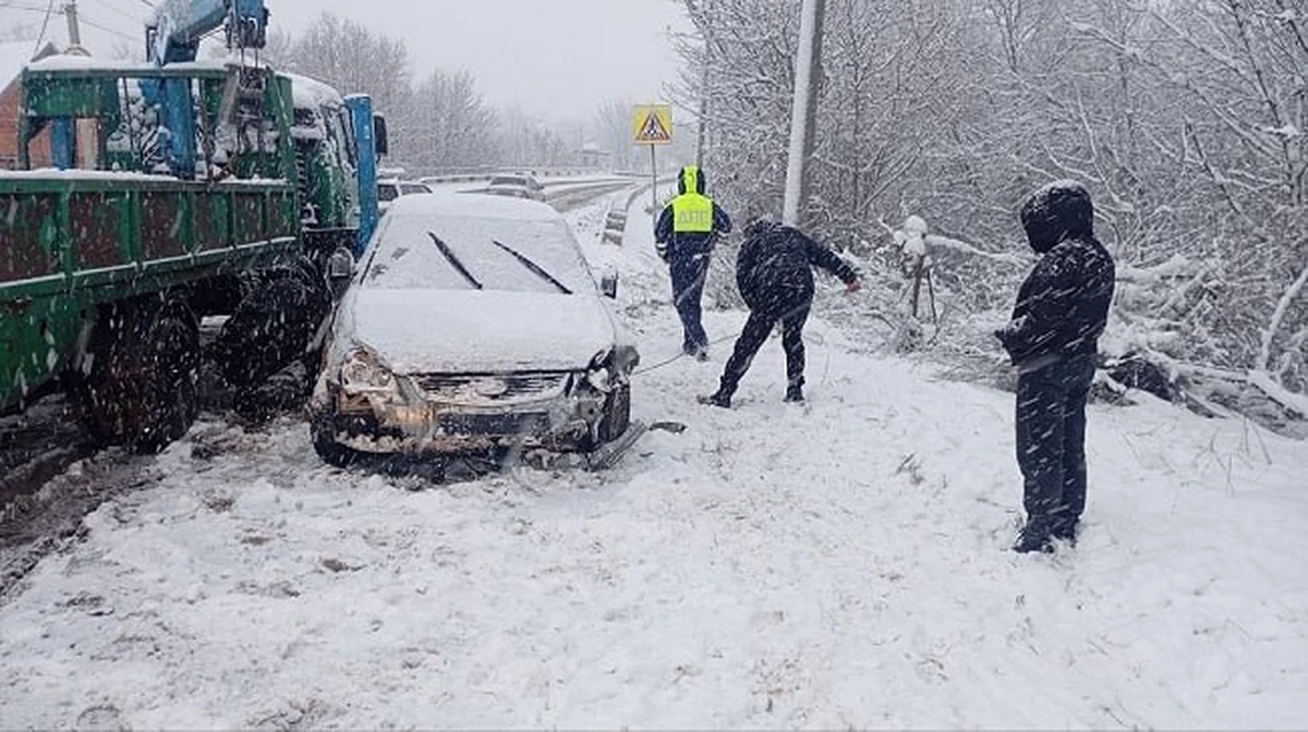 На Кубани неопытный водитель в снегопад вылетел в кювет, погибли двое