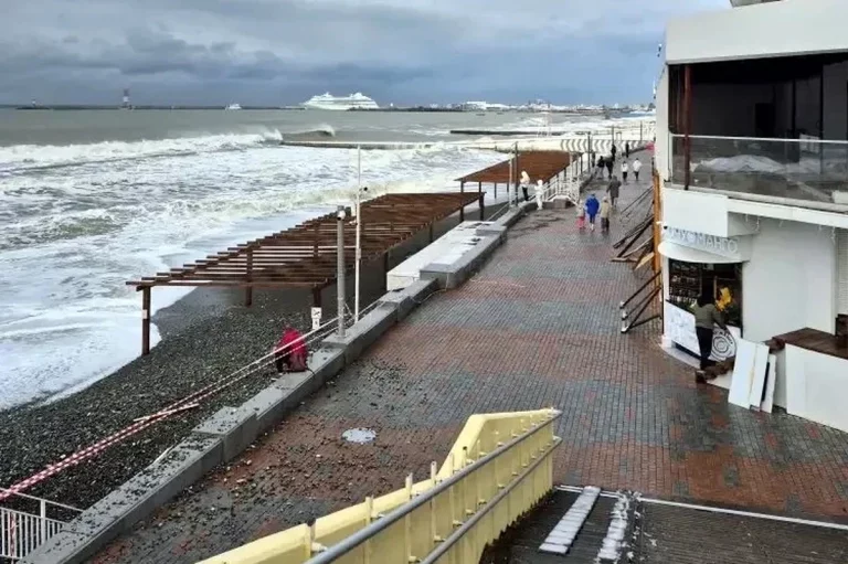 Власти Сочи опровергли информацию о разрушенной штормом набережной