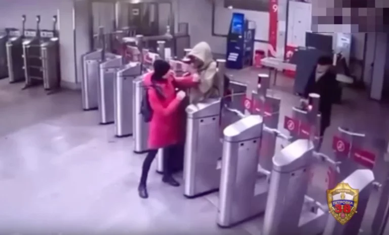 Безбилетник из Крыма плеснул кипяток в лицо женщине, отказавшейся его пропустить