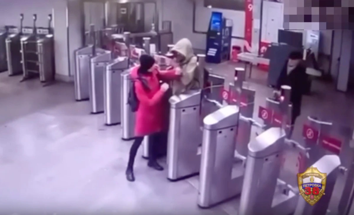 Безбилетник из Крыма плеснул кипяток в лицо женщине, отказавшейся его пропустить