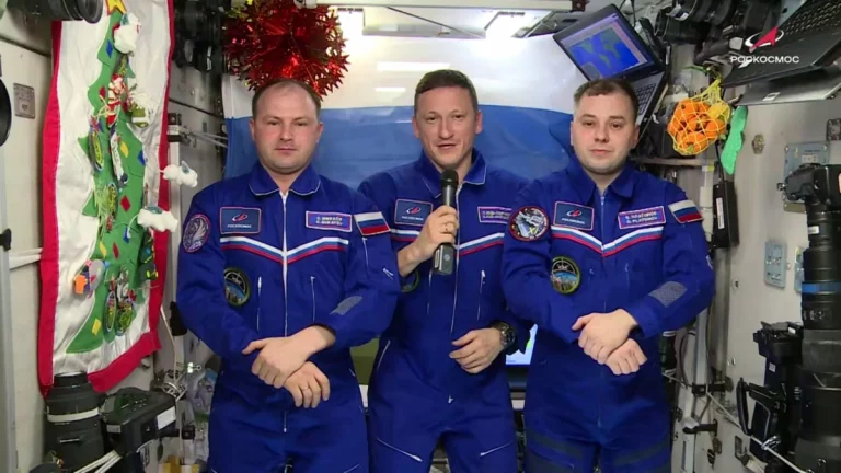 Космонавты поздравили россиян с Новым годом с борта МКС