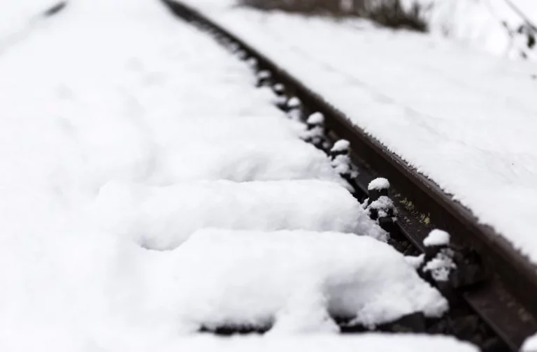 На Кубани более 300 железнодорожников устраняют последствия снегопада