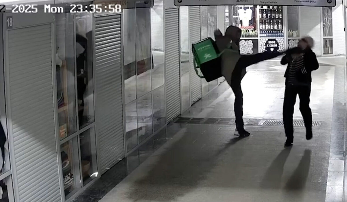 Курьер ударил пенсионерку ногой по лицу в переходе в Новосибирске