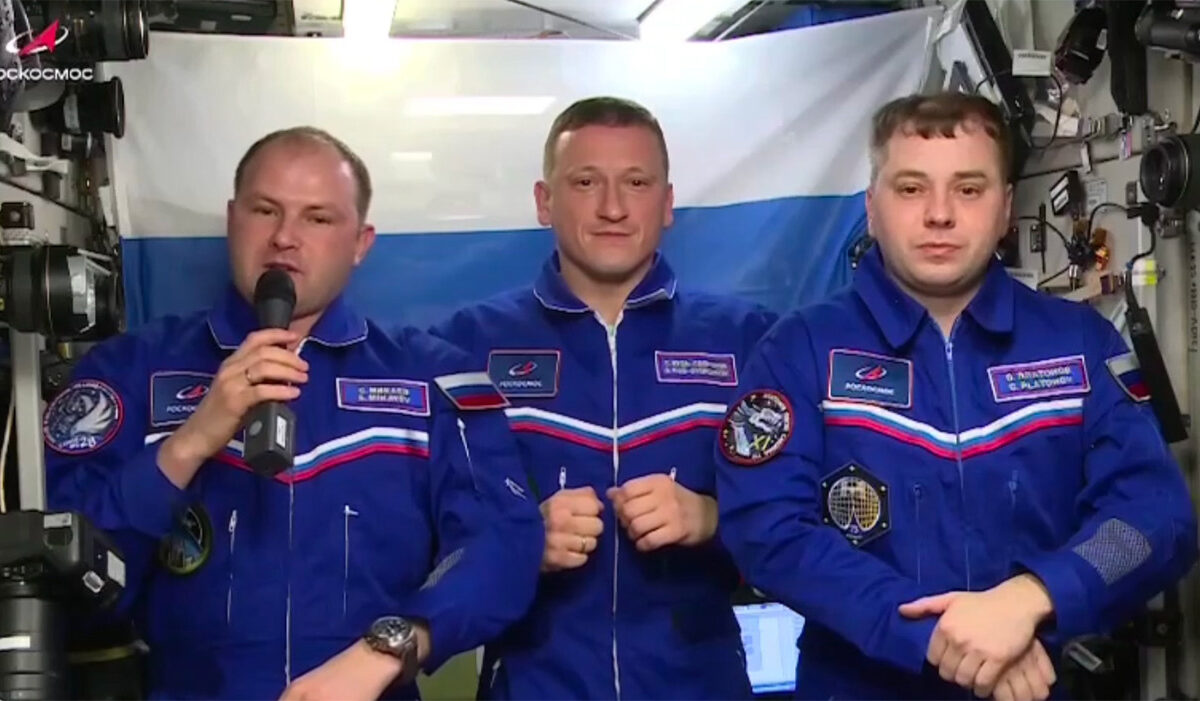 Космонавты с борта МКС поздравили жителей России с Днем Конституции