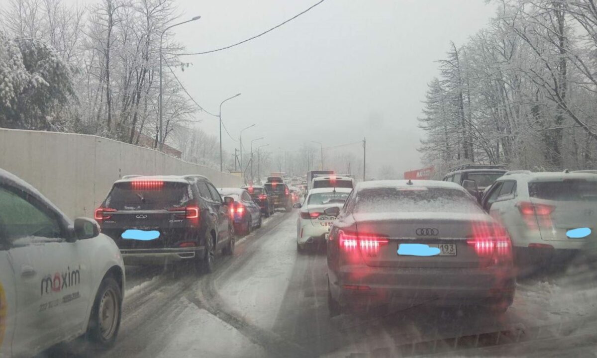 Мамайский перевал в Сочи встал намертво из-за снега и водителей на летней резине