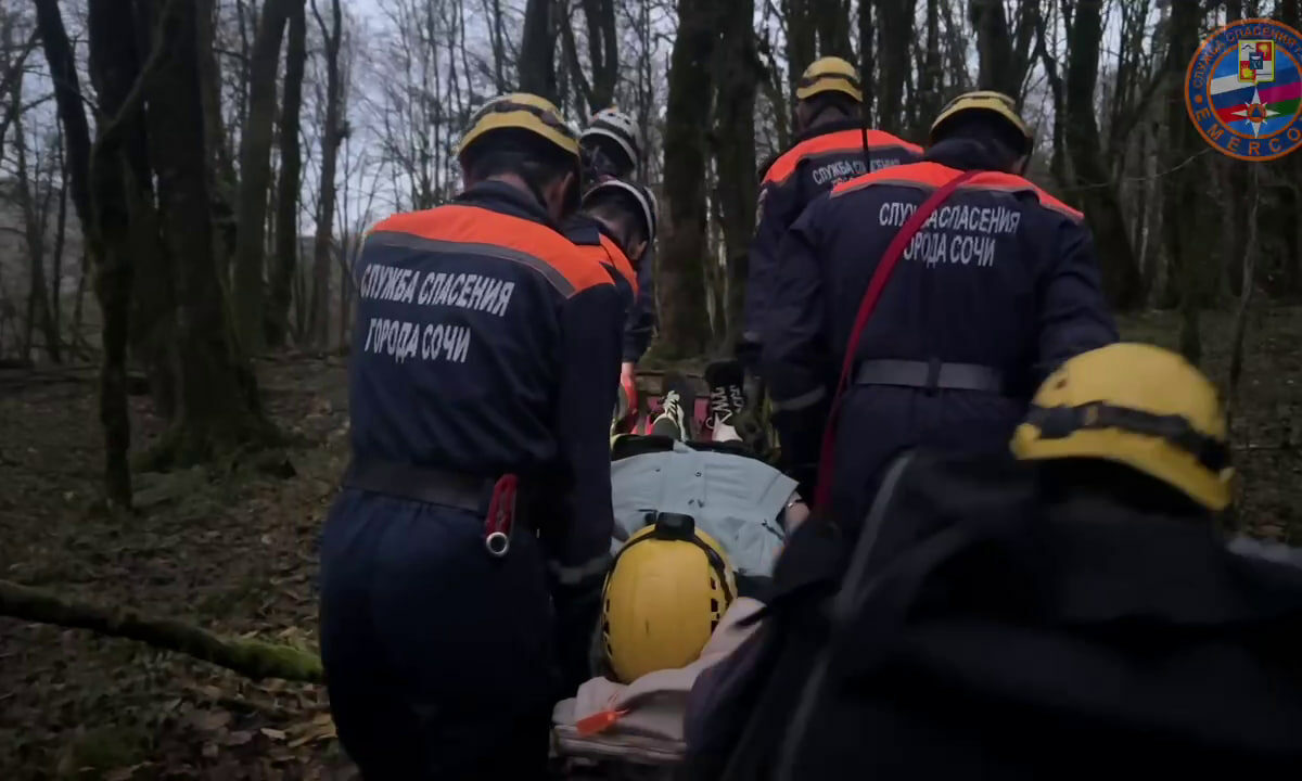 Спасатели вынесли женщину с травмой ноги из каньона «Чертовы ворота» в Сочи