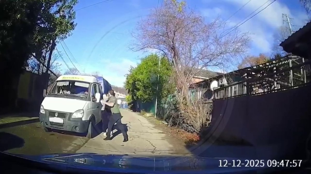 Мужчина избил женщину на дороге в Сочи, полиция проводит проверку