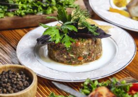 vid-sboku-salat-iz-mangala-zarenyi-baklazan-perec-bolgarskii-luk-pomidor-zelen-i-cernyi-perec-na-stole