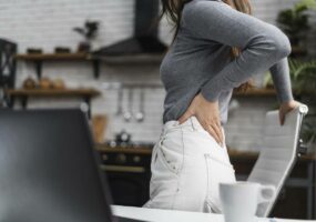 vid-sboku-zensina-imeusaa-bol-v-spine-vo-vrema-raboty-iz-doma