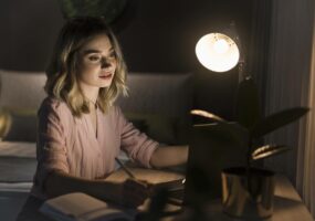 Чем для глаз опасен тусклый свет и недостаточная яркость?