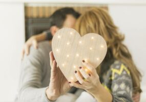 vzroslaa-para-celuet-i-pokryvaet-serdce