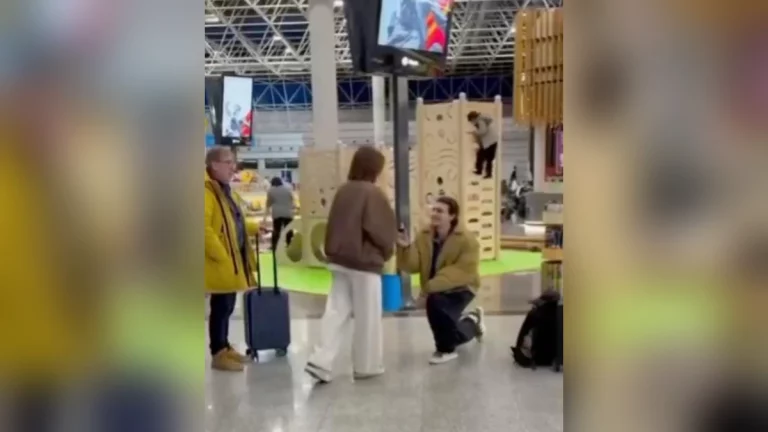 В аэропорту Сочи парню помогли сделать необычное предложение руки и сердца
