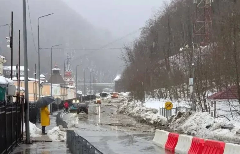 Сель сошел на дорогу возле этнопарка «Моя Россия» в Сочи