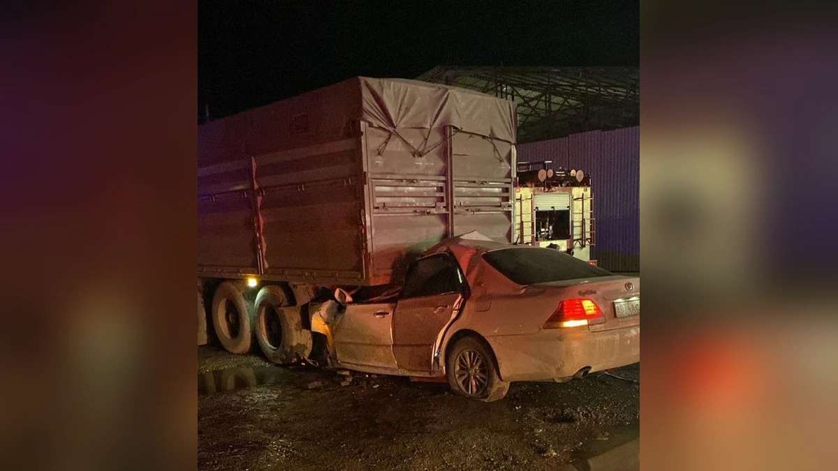 Под Краснодаром легковушка влетела в стоящую возле трассы фуру, есть погибшие