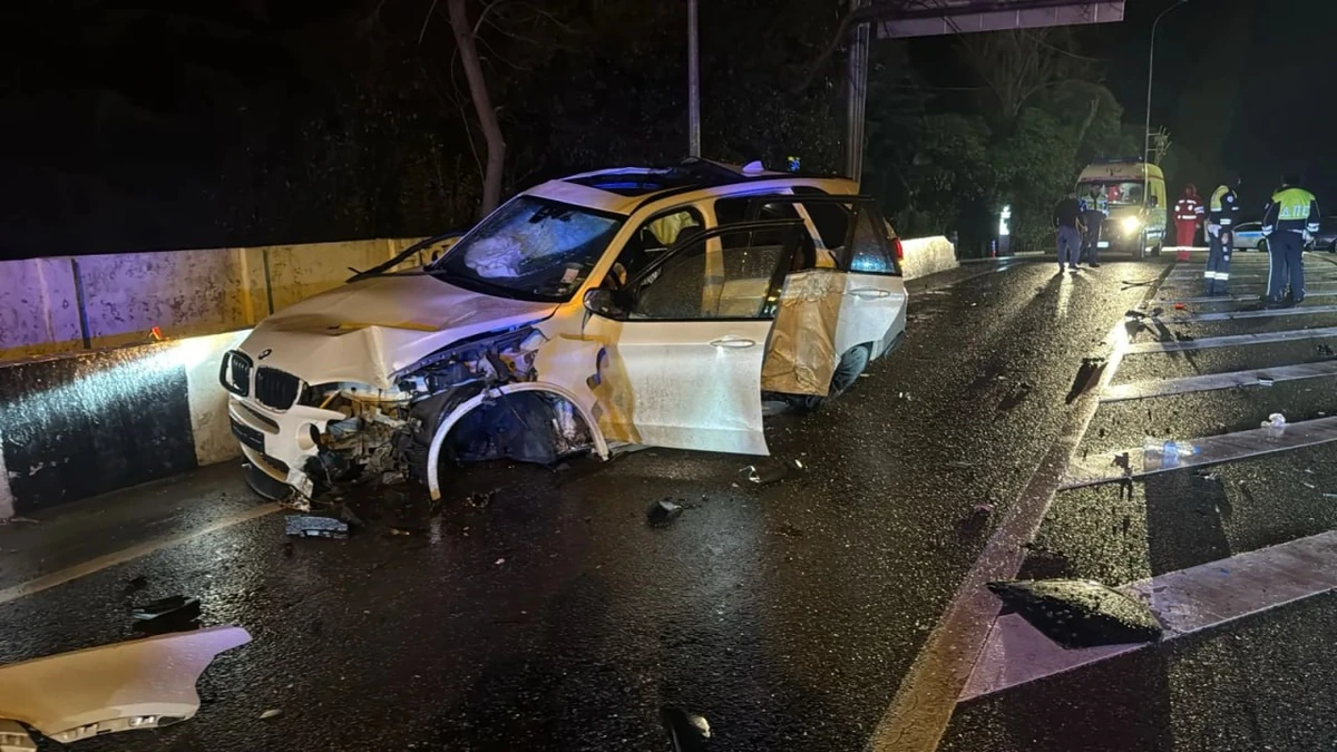 В Сочи иномарка врезалась в столб, один человек погиб и двое получили травмы