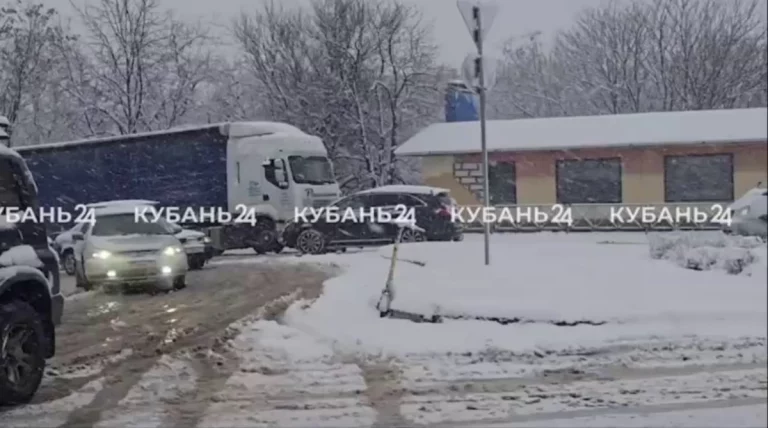 В Краснодаре фура выехала на встречку и застряла в снегопад на Северном мосту
