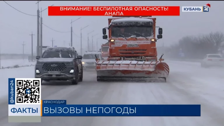 Около 1,5 тыс. тонн песко-соляной смеси рассыпали на дороги Кубани