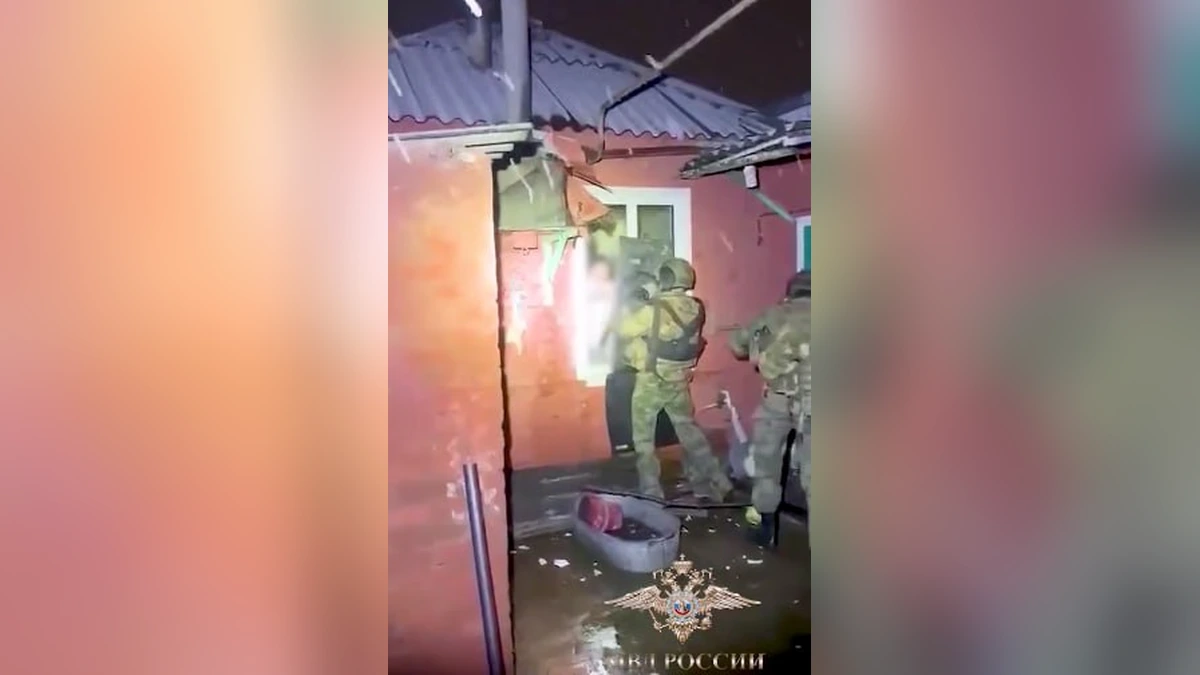 В Армавире полицейские задержали мужчину, отбивавшегося от них топором