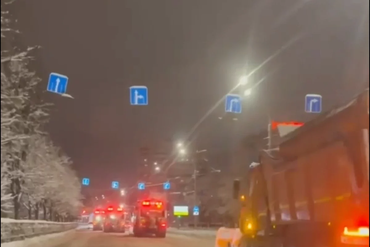 В Краснодаре от гололеда ночью обработали более 450 км дорог