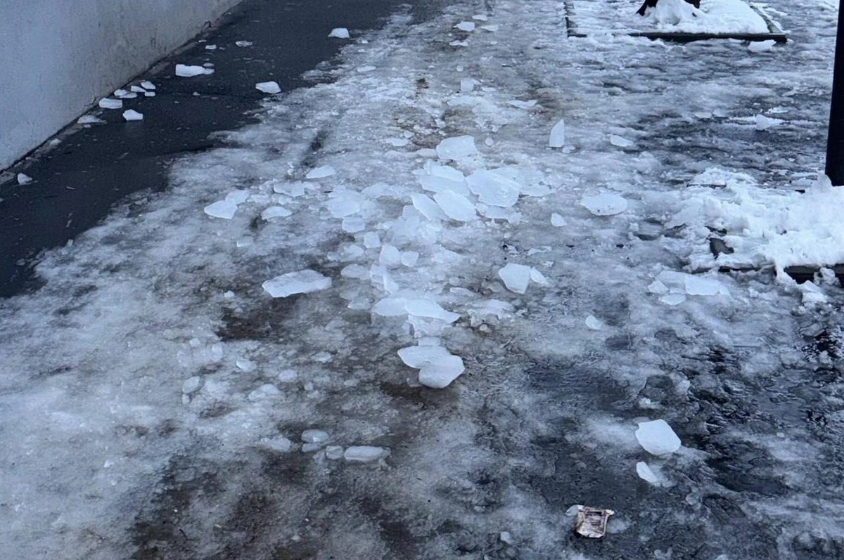 Прокуратура начала проверку после падения льда на прохожего в центре Краснодара