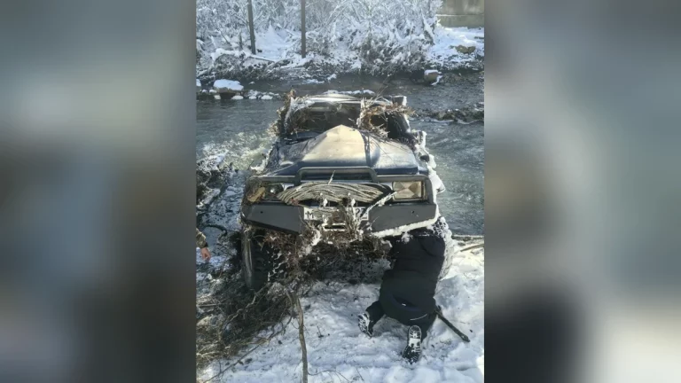 В Северском районе из реки достали унесенный течением автомобиль