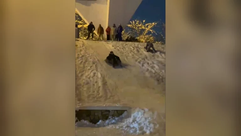 В Краснодаре школьники устроили массовые катания на «ватрушках» на мемориале