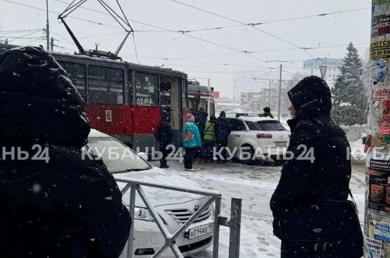 В Краснодаре ДТП с участием трамвая парализовало движение пяти маршрутов