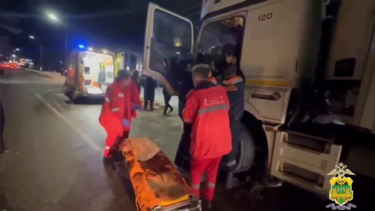 Надышавшегося газом в кабине КамАЗа дальнобойщика спасли в Армавире