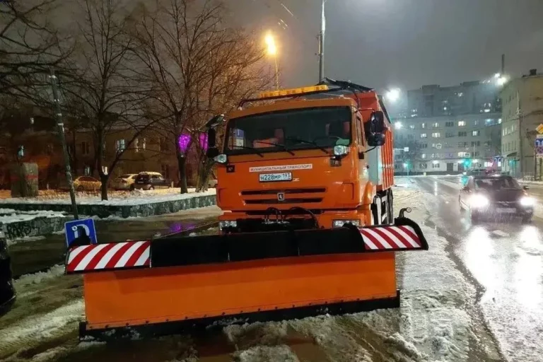 Дороги в Краснодаре ночью 16 января очищали более 40 спецмашин