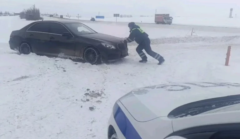 В Каневском районе полицейские помогли вытащить из снежных заносов более 10 авто