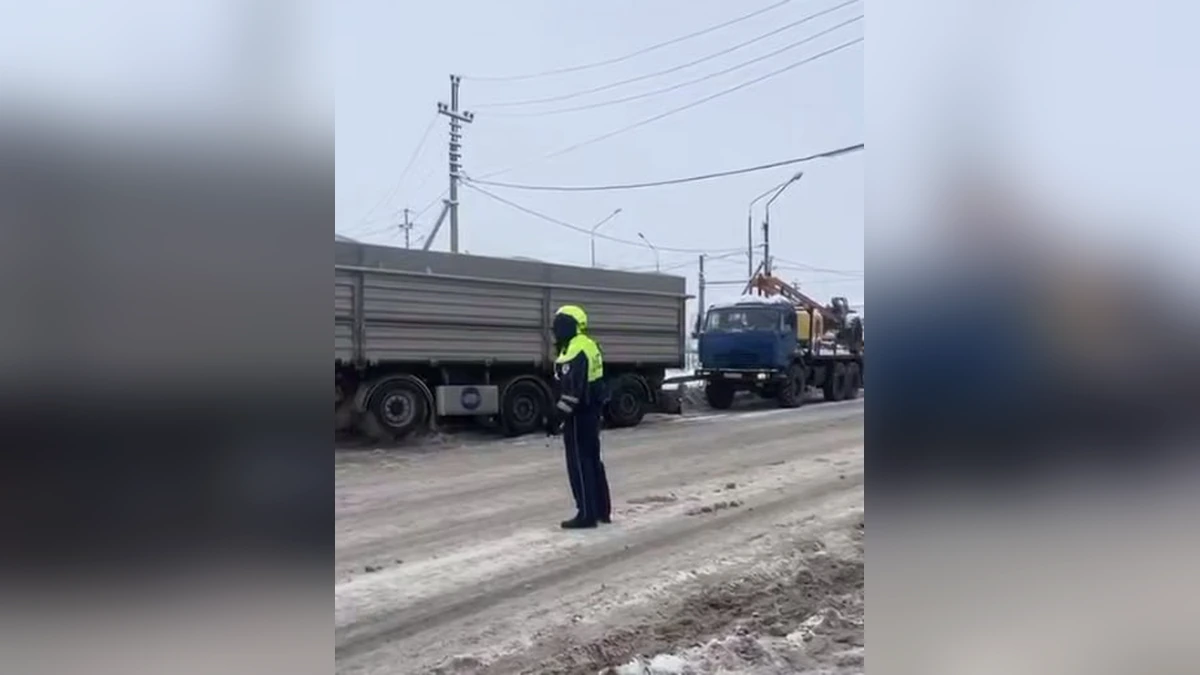 В Северском районе зерновоз застрял в снегу возле АЗС